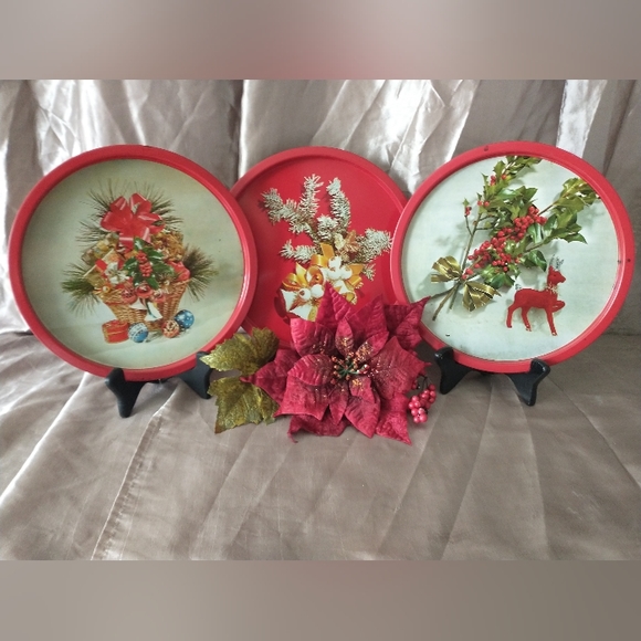 Mid Century Metal Round Serving Trays - Christmas Themed - Picture 4 of 9